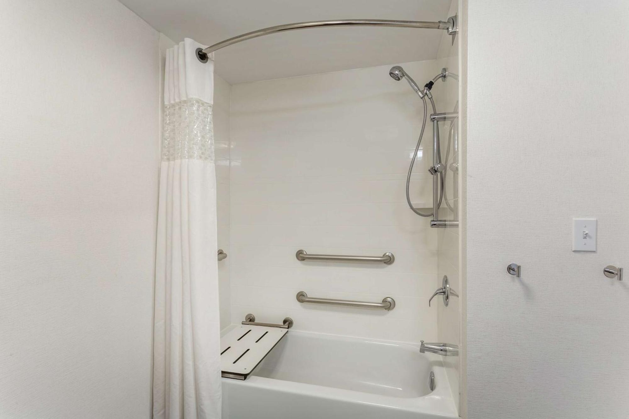 King Room Accessible Tub Mobility Hearing Access or Non-Smoking